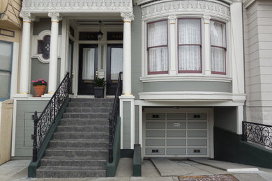 Großes, Dreistöckiges Klassisches Haus mit Mix-Fassade, grauer Fassadenfarbe und Flachdach in Orange County