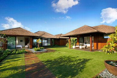 На фото: одноэтажный, деревянный, коричневый частный загородный дом среднего размера в морском стиле с вальмовой крышей и крышей из гибкой черепицы с