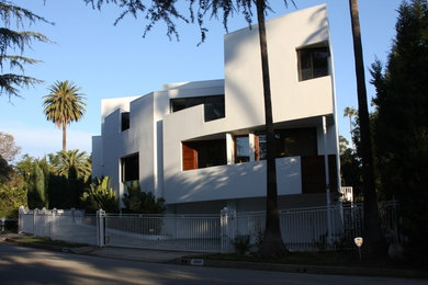 Geräumiges, Dreistöckiges Modernes Einfamilienhaus mit Putzfassade, weißer Fassadenfarbe, Flachdach und Blechdach in Los Angeles