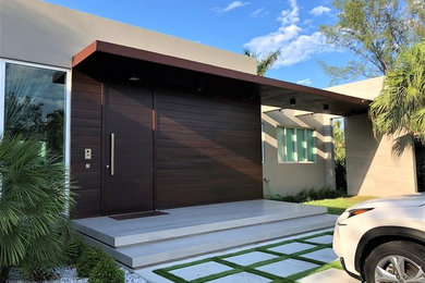 Inspiration for a modern house exterior in Miami.