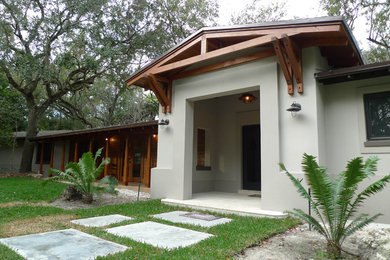 Contemporary one-story exterior home idea in Miami