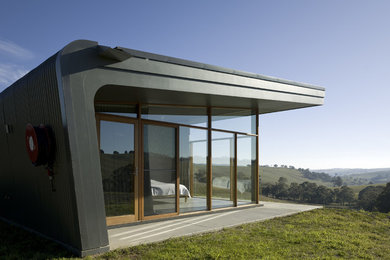 Inspiration för ett mellanstort funkis hus, med allt i ett plan, glasfasad och pulpettak