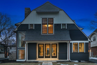 Стильный дизайн: трехэтажный, деревянный, серый дом в стиле кантри с двускатной крышей - последний тренд