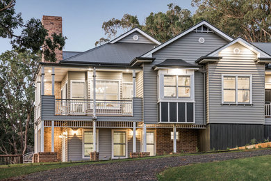 Großes, Zweistöckiges Landhaus Einfamilienhaus mit grauer Fassadenfarbe, Satteldach und Blechdach in Sonstige