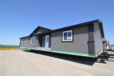 Large contemporary gray one-story vinyl exterior home idea in Calgary