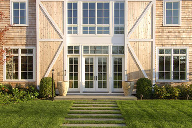Imagen de fachada tradicional de dos plantas con revestimiento de madera