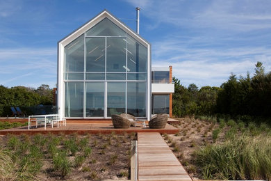 Свежая идея для дизайна: двухэтажный, серый дом среднего размера в стиле модернизм - отличное фото интерьера