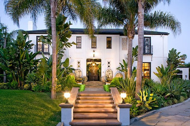 Geräumiges, Dreistöckiges Mediterranes Haus mit Putzfassade und weißer Fassadenfarbe in Los Angeles