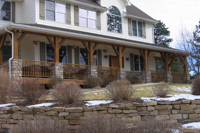 Diseño de fachada de casa blanca clásica de tamaño medio de dos plantas con revestimiento de madera, tejado a dos aguas y tejado de teja de madera