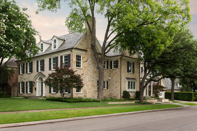 Стильный дизайн: большой, трехэтажный, бежевый дом в классическом стиле с облицовкой из цементной штукатурки - последний тренд