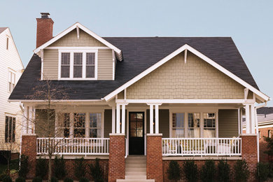 Diseño de fachada de casa marrón clásica de tamaño medio de dos plantas con revestimientos combinados, tejado a dos aguas y tejado de teja de madera