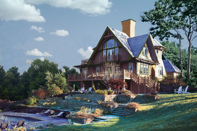 Idee per la facciata di una casa grande marrone classica a tre piani con rivestimento in legno e tetto a capanna