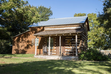 Small rustic house exterior in Austin.