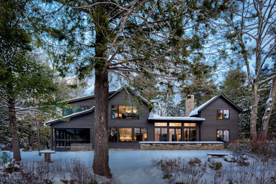 Источник вдохновения для домашнего уюта: двухэтажный, деревянный, серый частный загородный дом среднего размера в современном стиле с двускатной крышей и металлической крышей