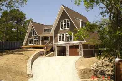 Foto de fachada de casa marrón tradicional de tamaño medio de tres plantas con revestimiento de madera, tejado a dos aguas y tejado de varios materiales