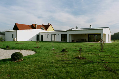 Einstöckiges Modernes Haus mit weißer Fassadenfarbe in Sonstige