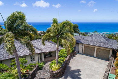 ハワイにあるトロピカルスタイルのおしゃれな家の外観の写真