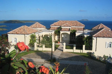 他の地域にある地中海スタイルのおしゃれな家の外観 (コンクリートサイディング) の写真