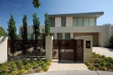 Imagen de fachada beige contemporánea grande de dos plantas con revestimiento de piedra y tejado plano