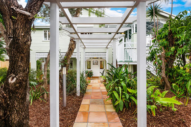 Zweistöckige Klassische Holzfassade Haus mit grüner Fassadenfarbe und Satteldach in Brisbane