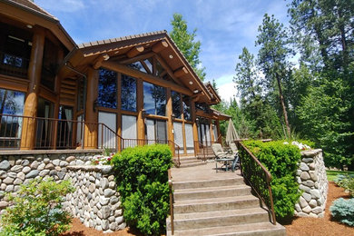 Foto de fachada de casa beige rústica grande de dos plantas con revestimiento de madera