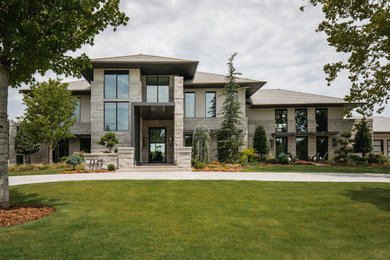 Пример оригинального дизайна: большой, двухэтажный, серый частный загородный дом в стиле модернизм с облицовкой из цементной штукатурки