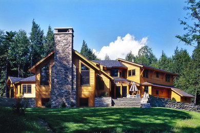 Modelo de fachada de casa marrón de estilo americano grande de dos plantas con revestimiento de madera, tejado a dos aguas y tejado de varios materiales