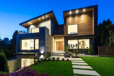 Стильный дизайн: большой, трехэтажный, серый дом в современном стиле с облицовкой из ЦСП и плоской крышей - последний тренд
