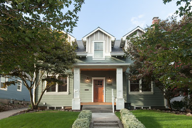 Ejemplo de fachada de casa gris de estilo americano de tamaño medio de dos plantas con revestimiento de madera, tejado a doble faldón y tejado de teja de madera