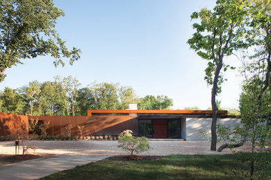Ispirazione per la facciata di una casa ampia contemporanea a un piano con rivestimento in metallo