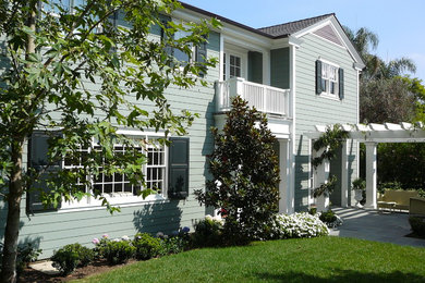 Imagen de fachada verde clásica de tamaño medio de dos plantas con revestimiento de madera y tejado a dos aguas