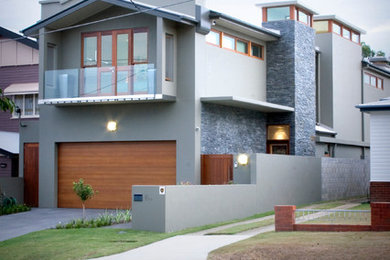 Zweistöckiges Modernes Haus mit Betonfassade, grauer Fassadenfarbe und Satteldach in Brisbane