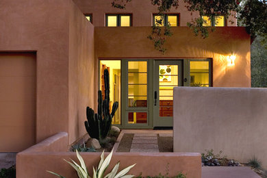 Стильный дизайн: двухэтажный, коричневый частный загородный дом среднего размера в стиле модернизм с облицовкой из цементной штукатурки и плоской крышей - последний тренд