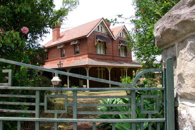 シドニーにあるトラディショナルスタイルのおしゃれな家の外観 (レンガサイディング) の写真