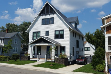Mittelgroßes, Zweistöckiges Klassisches Einfamilienhaus mit Vinylfassade, weißer Fassadenfarbe, Satteldach und Schindeldach in Washington, D.C.