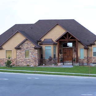 Großes, Einstöckiges, Braunes Uriges Haus mit Mix-Fassade und Halbwalmdach in Salt Lake City