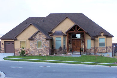 Bild på ett stort amerikanskt brunt hus, med allt i ett plan, blandad fasad och halvvalmat sadeltak