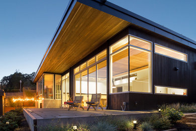 Modernes Haus mit schwarzer Fassadenfarbe in Vancouver