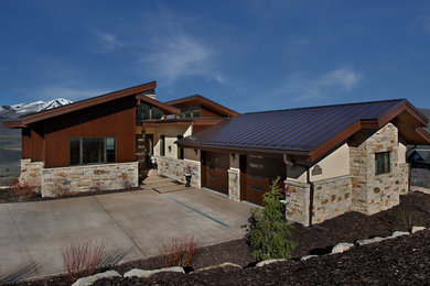 Foto de fachada de casa multicolor rústica de tamaño medio de dos plantas con revestimientos combinados, tejado de un solo tendido y tejado de metal