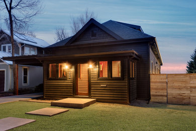 Идея дизайна: маленький, трехэтажный, черный частный загородный дом в современном стиле с облицовкой из ЦСП, вальмовой крышей и крышей из смешанных материалов для на участке и в саду