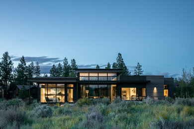 Cette photo montre une façade de maison moderne en bois de taille moyenne et de plain-pied avec un toit plat.