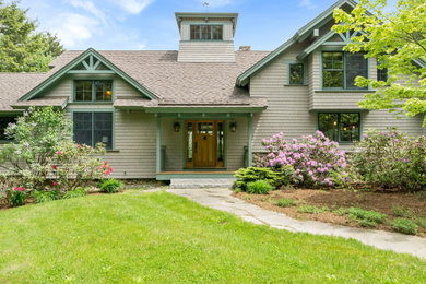 Ejemplo de fachada de casa gris de estilo americano extra grande de tres plantas con revestimiento de madera, tejado a dos aguas y tejado de teja de madera