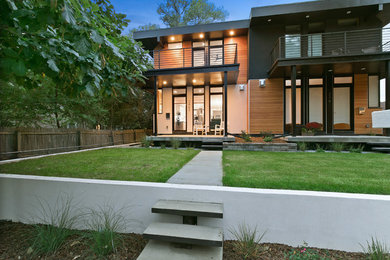 Ejemplo de fachada gris contemporánea de tamaño medio de dos plantas con revestimiento de madera
