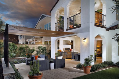 ロサンゼルスにあるラグジュアリーなコンテンポラリースタイルのおしゃれな家の外観 (漆喰サイディング) の写真