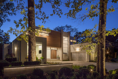 Imagen de fachada beige contemporánea de tamaño medio de dos plantas con revestimientos combinados y tejado plano