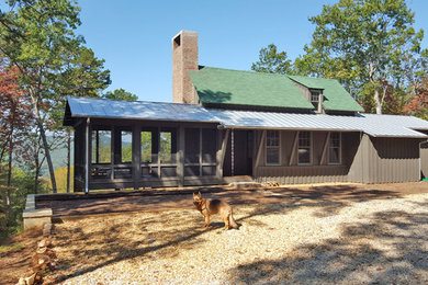 Mittelgroße, Zweistöckige Holzfassade Haus mit brauner Fassadenfarbe und Satteldach in Atlanta