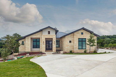 Mittelgroßes, Einstöckiges Klassisches Einfamilienhaus mit Steinfassade, beiger Fassadenfarbe, Satteldach und Blechdach in Austin
