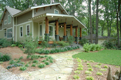 Foto de fachada verde de estilo americano de tamaño medio de dos plantas con revestimientos combinados