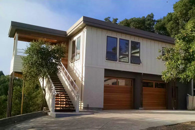 サンフランシスコにある中くらいなコンテンポラリースタイルのおしゃれな家の外観 (混合材サイディング) の写真