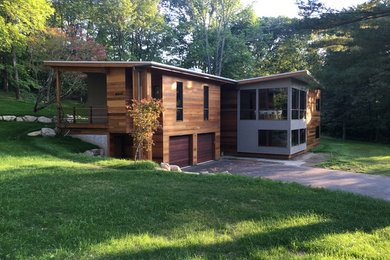 Imagen de fachada de casa marrón minimalista de tamaño medio de dos plantas con revestimientos combinados, tejado de un solo tendido y tejado de metal
